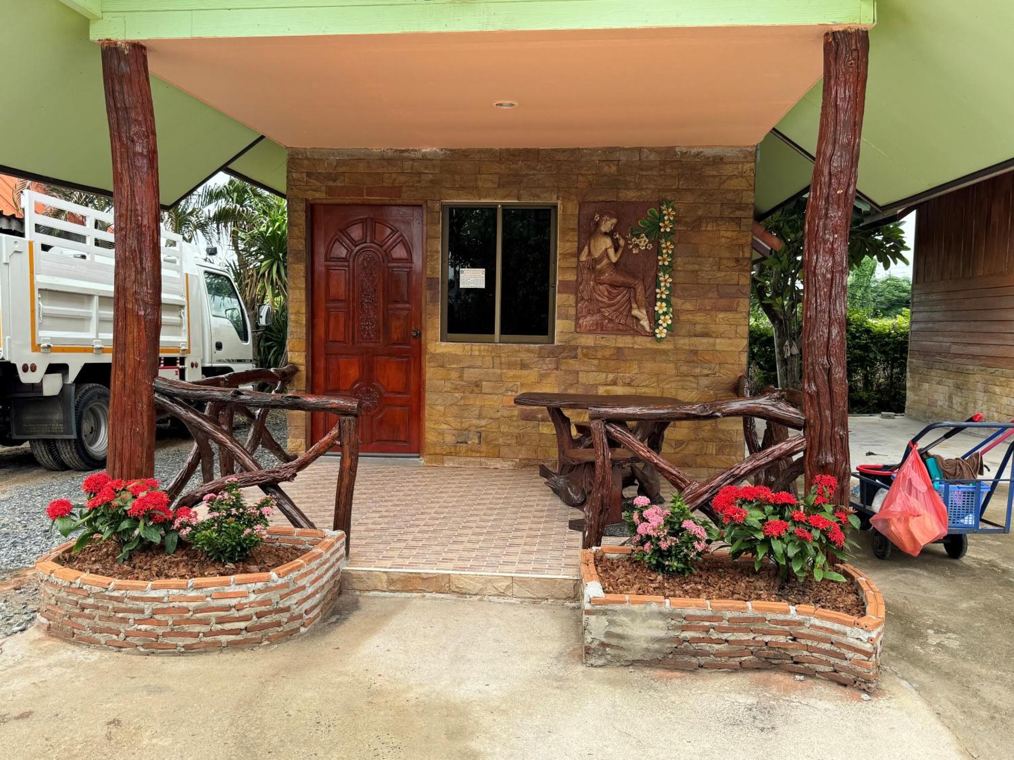 Busby Resort Ban Ta Phraya Exterior photo